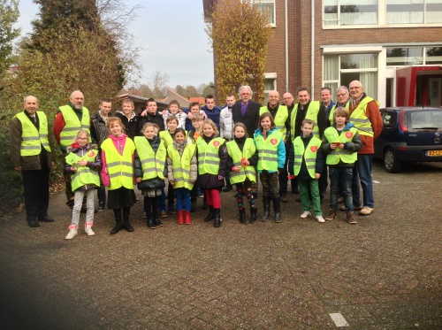 Leerlingen delen groene kaart uit